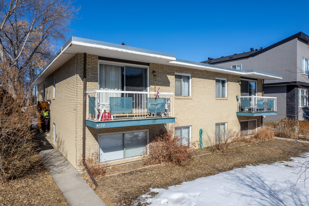 128 23 Av NE in Calgary, AB - Building Photo