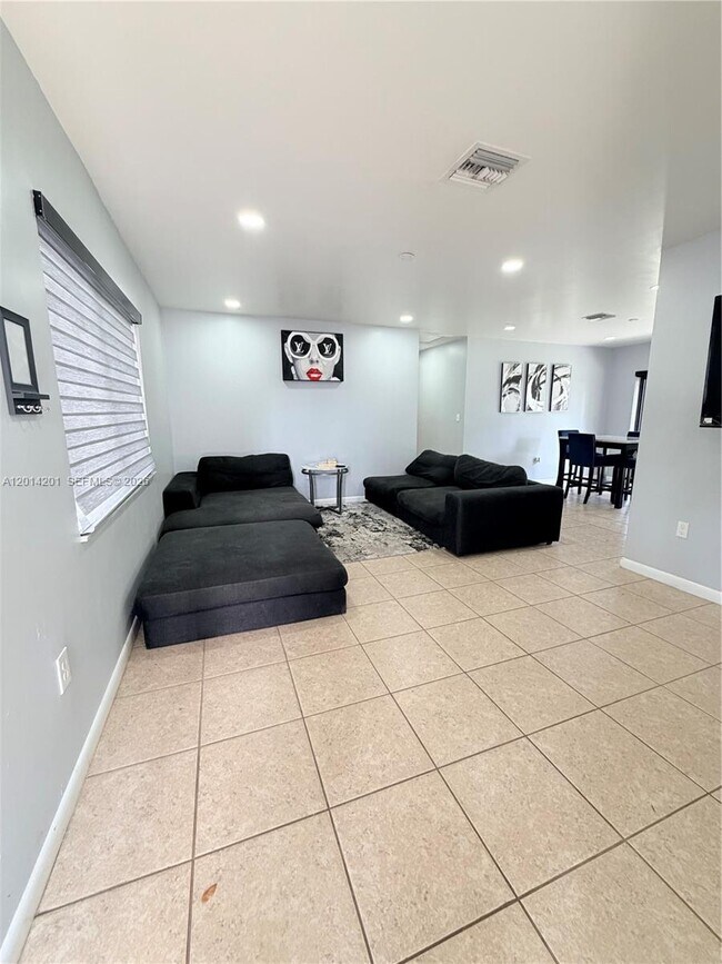 1410 NW 199th St in Miami, FL - Building Photo - Building Photo