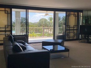 10155 Collins Ave-Unit -407 in Bal Harbour, FL - Foto de edificio - Building Photo