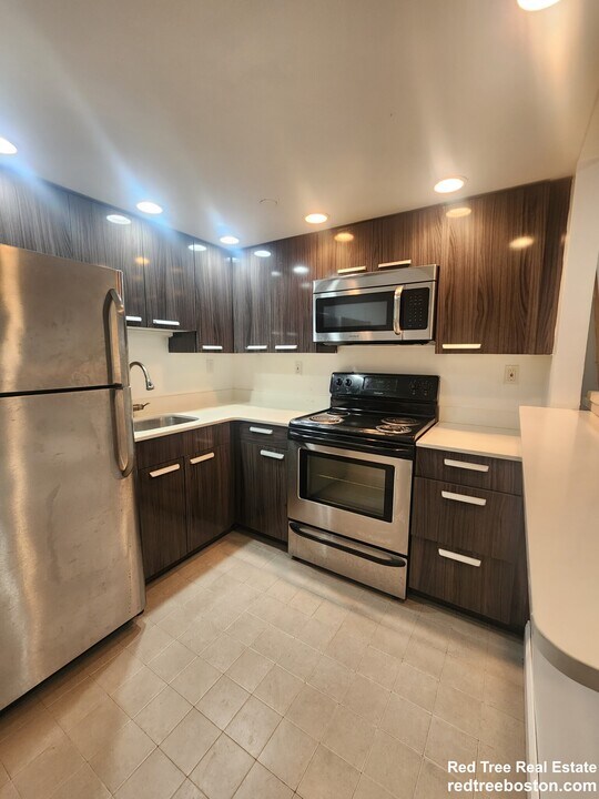 51 Kilmarnock St, Unit A in Boston, MA - Building Photo