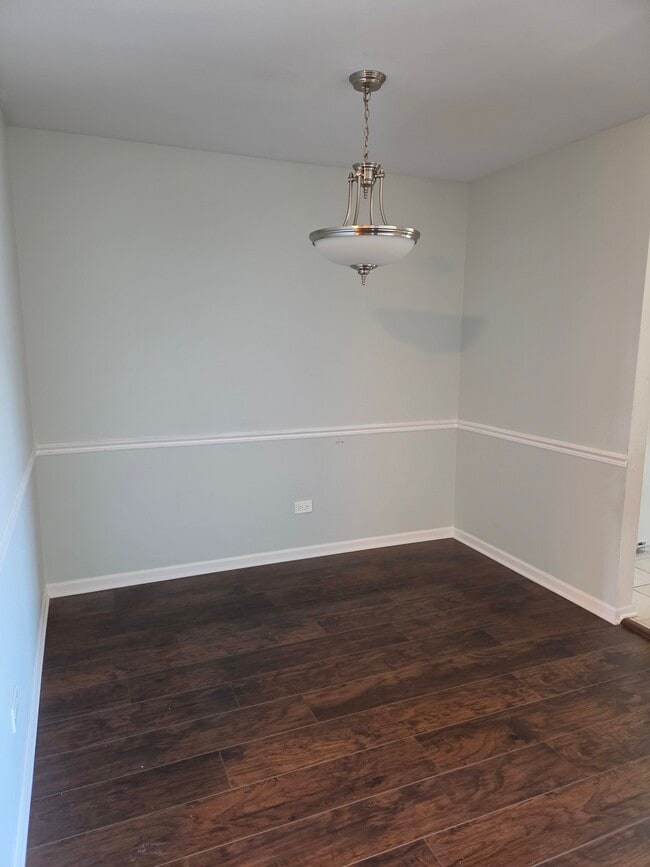 7030 Park Lane Ct, Unit 204 in Woodridge, IL - Foto de edificio - Building Photo