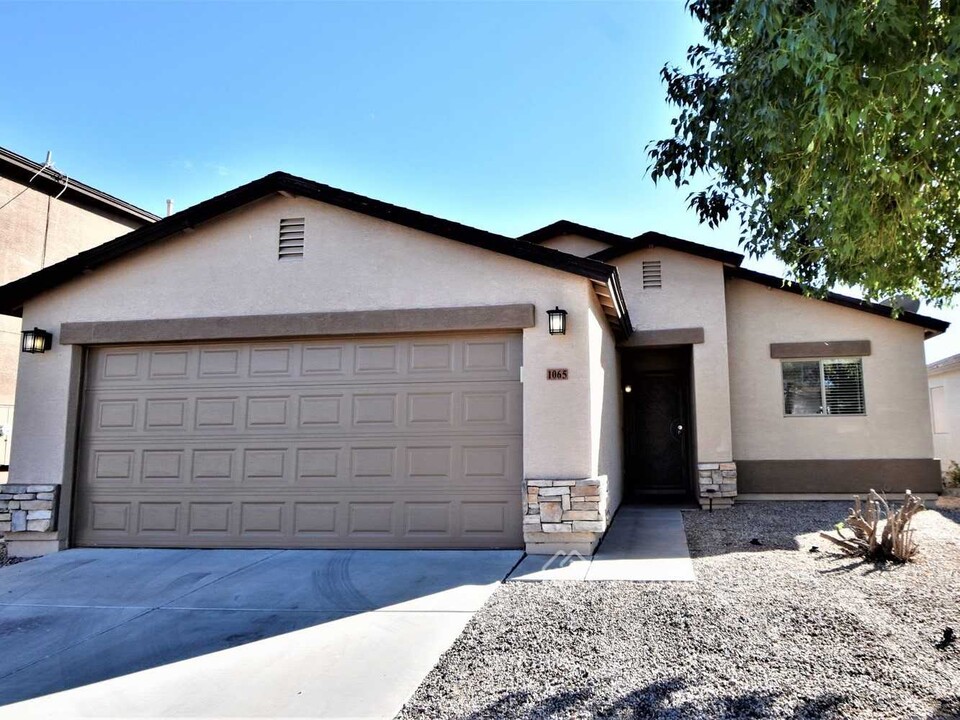 1065 E Omega Dr in San Tan Valley, AZ - Foto de edificio