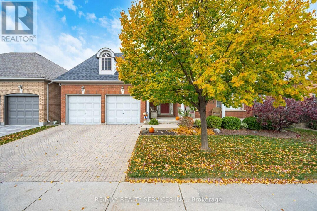 32 Calliandra Trail in Brampton, ON - Building Photo