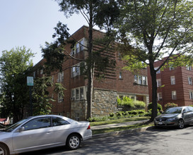 3925 Davis Pl NW in Washington, DC - Foto de edificio - Building Photo