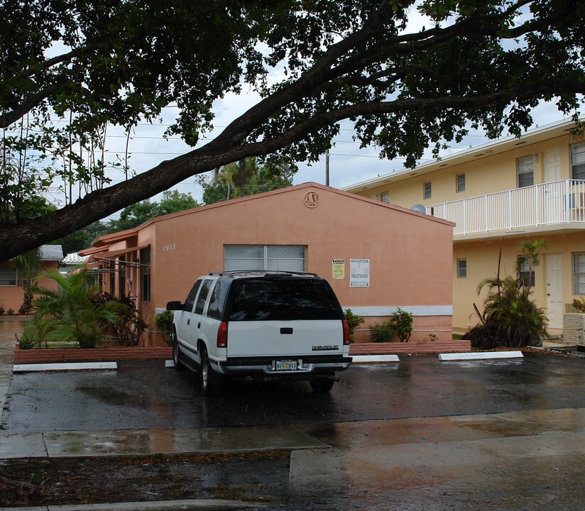 1927-1931 Lincoln St in Hollywood, FL - Building Photo