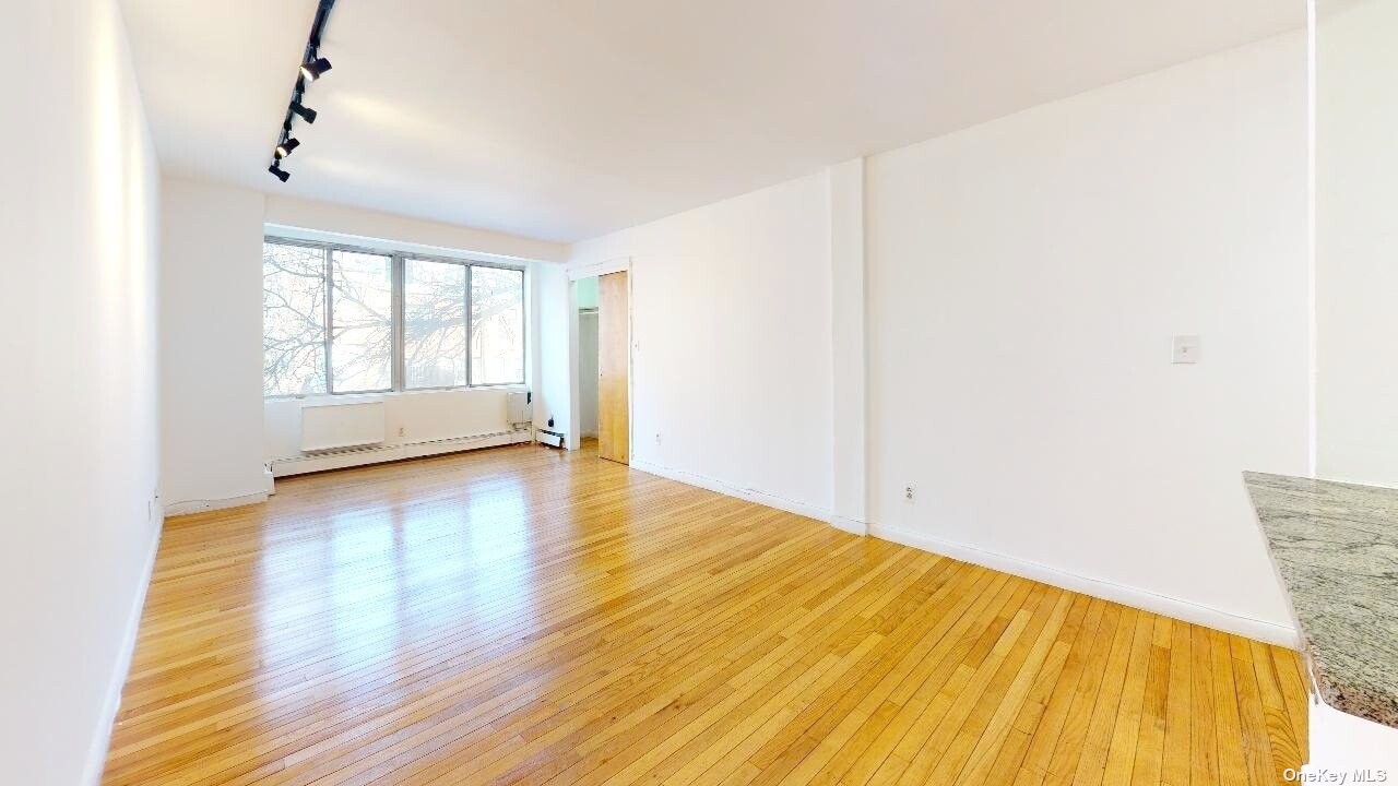67-39 Clyde St-Unit -2L in Queens, NY - Building Photo
