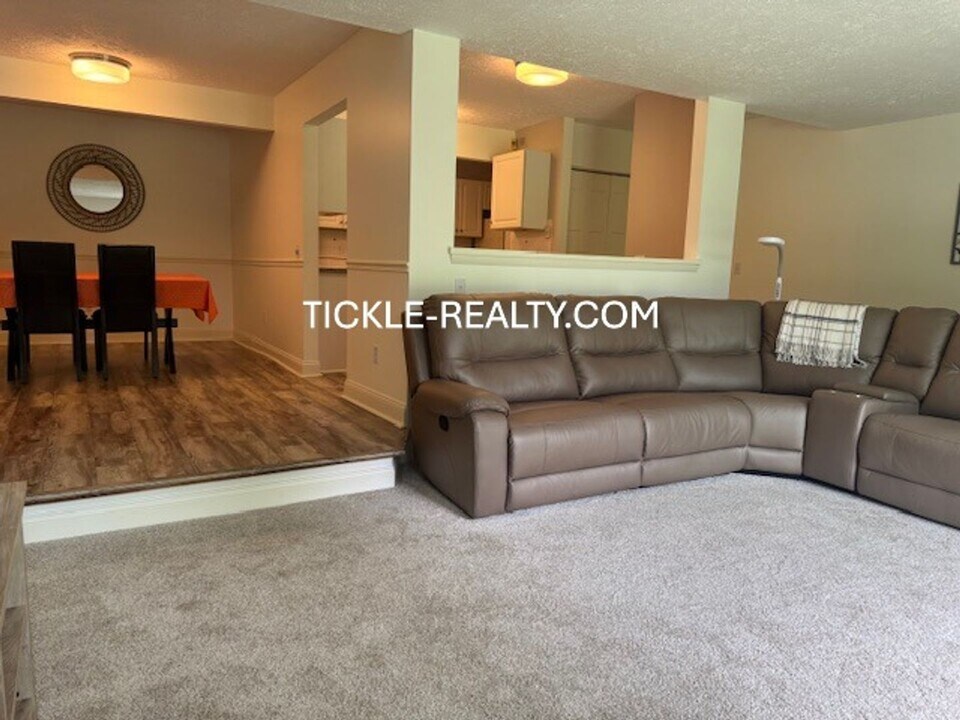 23 Great Wood Ct in Fairport, NY - Building Photo