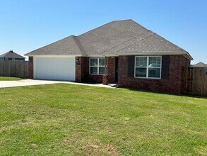 2005 Morgan Cir in Gentry, AR - Foto de edificio - Building Photo