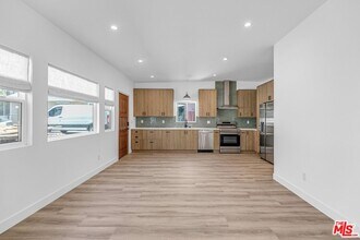 1454 Yosemite Dr in Los Angeles, CA - Building Photo - Building Photo