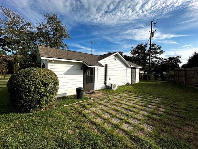100 Happy Hollow Rd in Brenham, TX - Building Photo - Building Photo