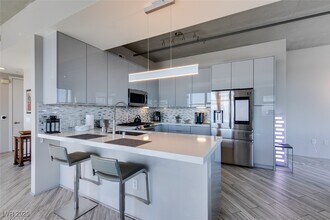 353 E Bonneville Ave in Las Vegas, NV - Building Photo - Building Photo