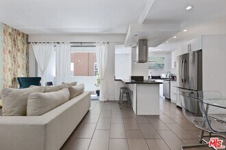 7250 Franklin Ave in Los Angeles, CA - Building Photo - Building Photo