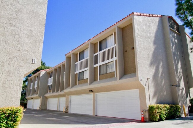 380 W Wilson St, Unit F104 in Costa Mesa, CA - Building Photo - Building Photo