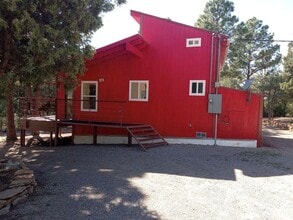 64 McMillen Rd in Tijeras, NM - Foto de edificio - Building Photo