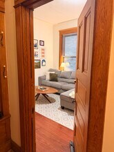 1037 N Damen Ave, Unit First Floor in Chicago, IL - Building Photo - Building Photo