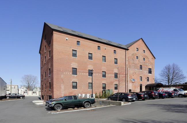 Frank Jones Brew Yard in Portsmouth, NH - Foto de edificio - Building Photo