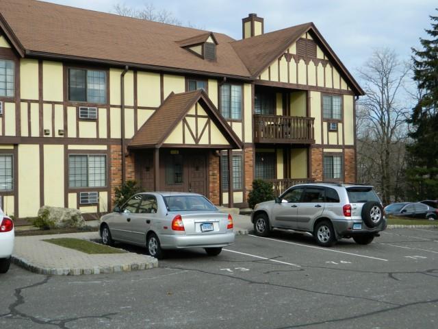 property at 3 Roxbury Ln