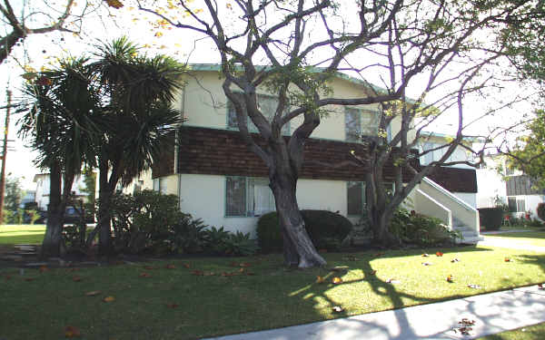 2864 Royal Palm Dr in Costa Mesa, CA - Foto de edificio - Building Photo