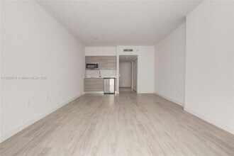 1756 N Bayshore Dr, Unit 7I in Miami, FL - Building Photo - Building Photo