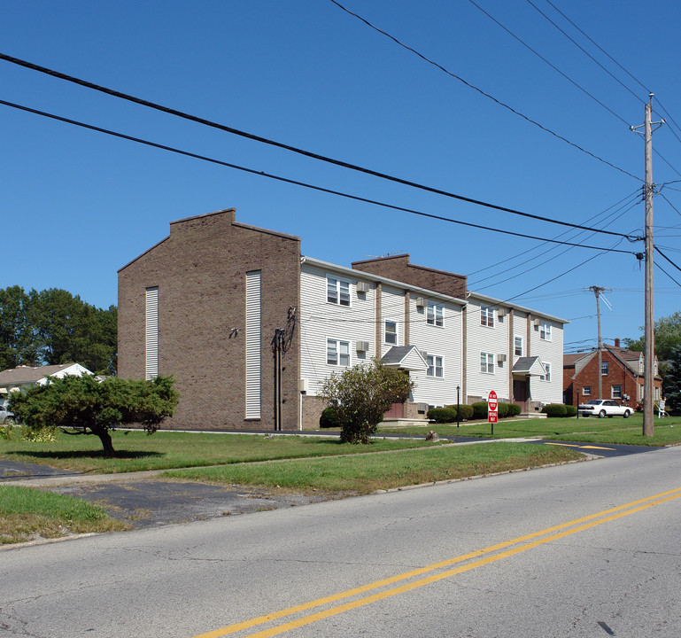 550 Churchill Hubbard Rd in Girard, OH - Building Photo