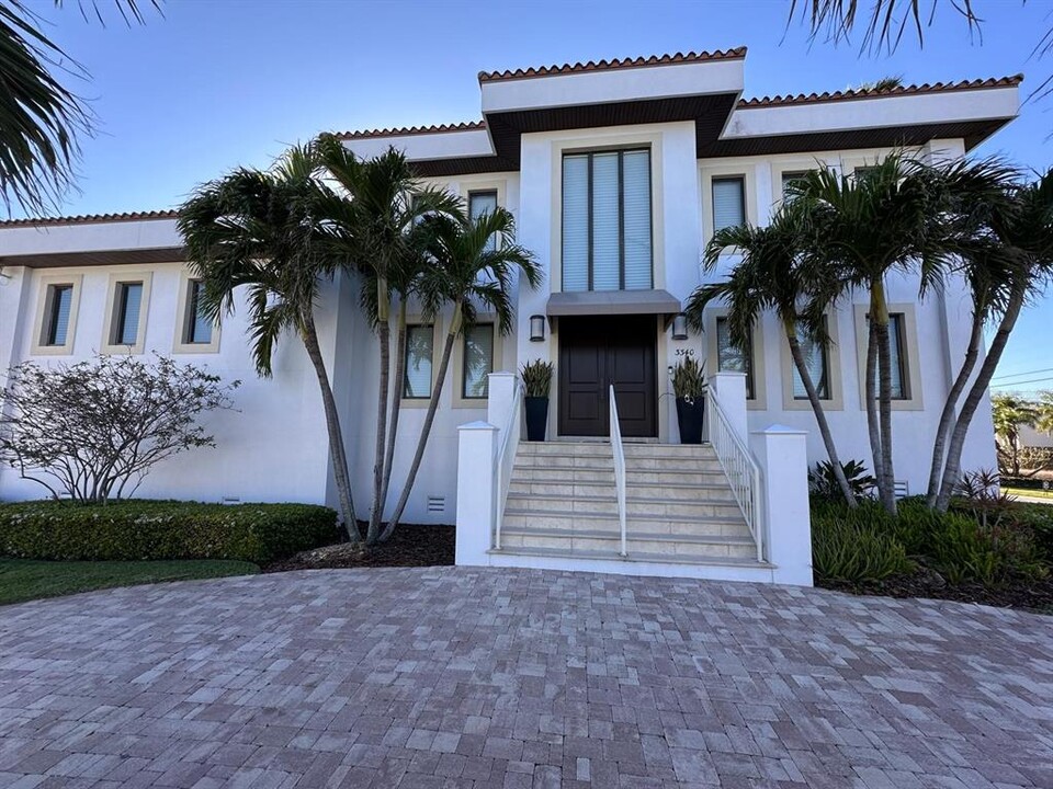 3340 Hibiscus Dr W in Belleair Beach, FL - Building Photo