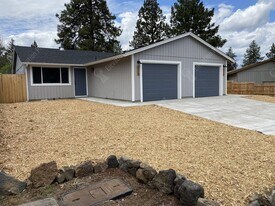 715 SE Centennial St in Bend, OR - Building Photo