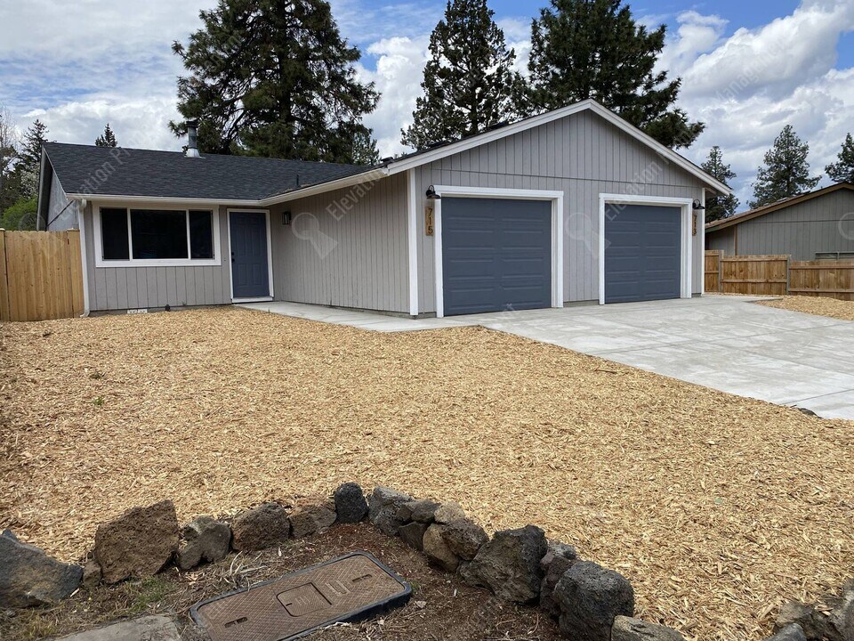 715 SE Centennial St in Bend, OR - Building Photo