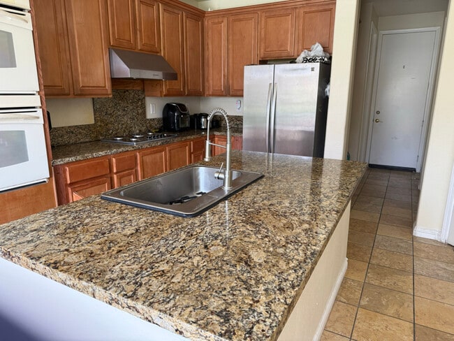 13744 Dellbrook St in Corona, CA - Foto de edificio - Building Photo