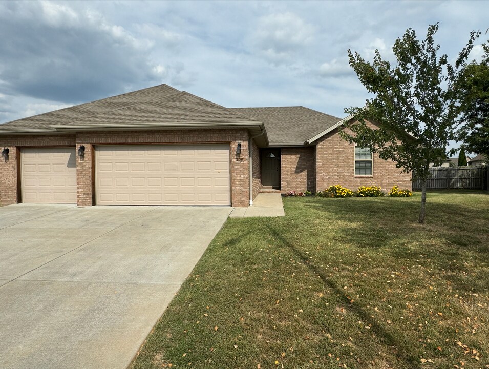 859 E Florence Ct in Nixa, MO - Building Photo
