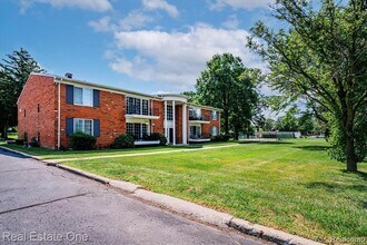 430 Fox Hills Dr S in Bloomfield Township, MI - Building Photo - Building Photo