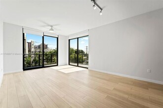 555 NE 8th St, Unit 0506 in Fort Lauderdale, FL - Building Photo - Building Photo