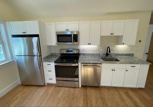 85 Wallingford Rd, Unit 2 in Boston, MA - Foto de edificio - Building Photo