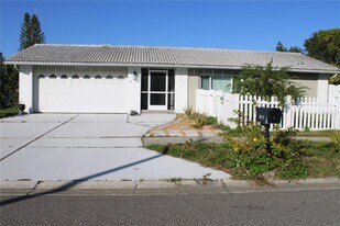 7655 Cardiff Ct N in St. Petersburg, FL - Building Photo