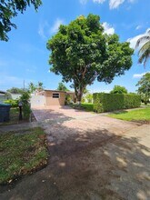 1020 N 74th Way in Hollywood, FL - Building Photo - Building Photo