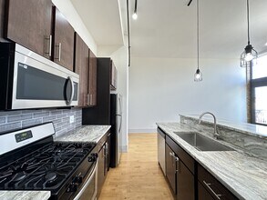1426 W 21st St, Unit M07H in Chicago, IL - Building Photo - Building Photo