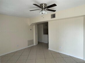 5805 Moseley St in Hollywood, FL - Building Photo - Building Photo