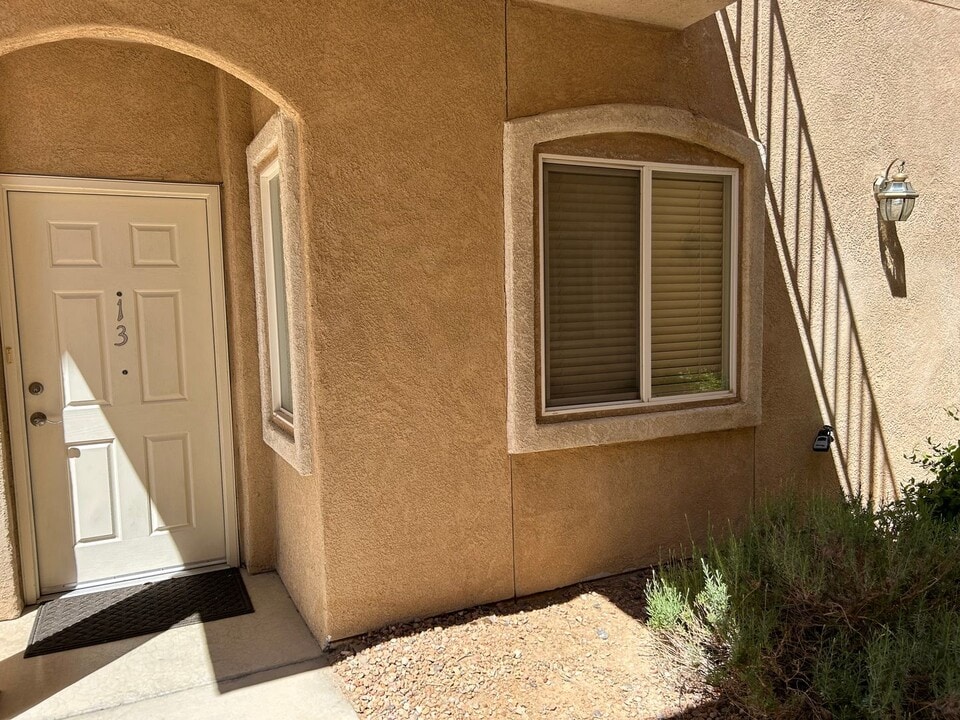 6800 Vista Del Norte Dr NE in Albuquerque, NM - Foto de edificio