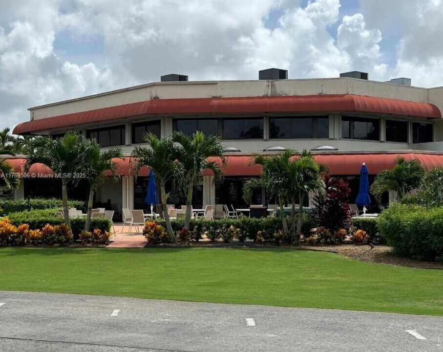 9410 N Hollybrook Lake Dr in Pembroke Pines, FL - Building Photo
