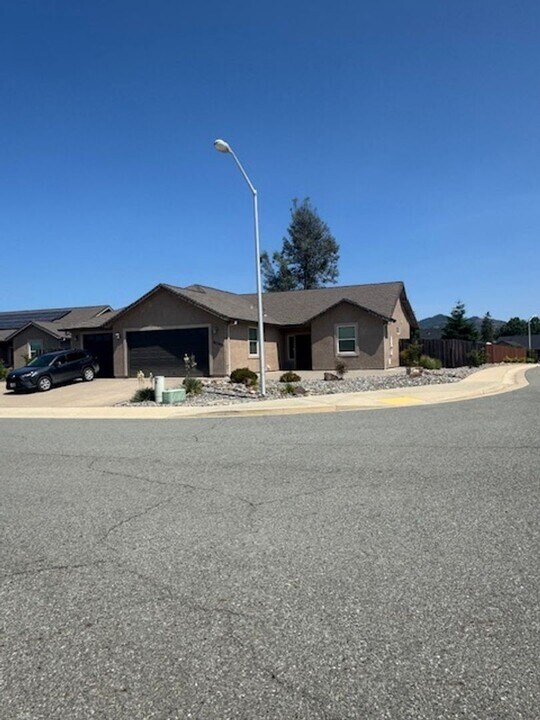 4045 Pembroke Ln in Shasta Lake, CA - Building Photo