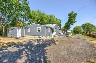 225 Wilson Rd in Central Point, OR - Building Photo - Building Photo