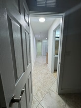 1521 E 7th Ct in Hialeah, FL - Foto de edificio - Building Photo