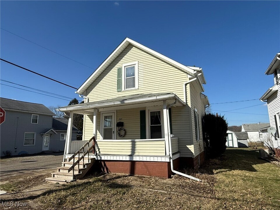 221 Dale Ln NW in New Philadelphia, OH - Building Photo
