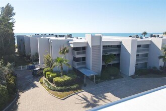 5757 Gulf of Mexico Dr in Longboat Key, FL - Foto de edificio - Building Photo