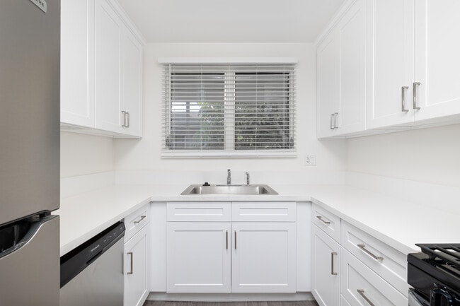 220 S Doheny Dr in Beverly Hills, CA - Building Photo - Interior Photo