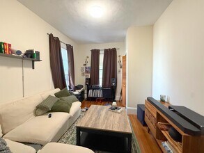 235A Highland Ave, Unit 2 in Somerville, MA - Building Photo - Building Photo