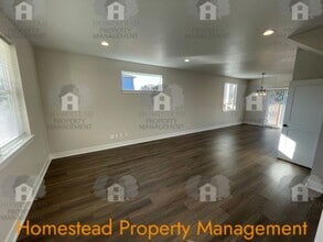 196-198 SE Lacreole Dr in Dallas, OR - Building Photo - Building Photo