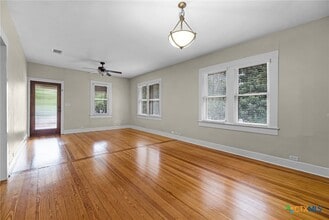 557 Lee St in New Braunfels, TX - Building Photo - Building Photo