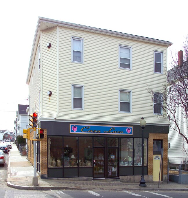 337 Columbia St in Fall River, MA - Foto de edificio - Building Photo