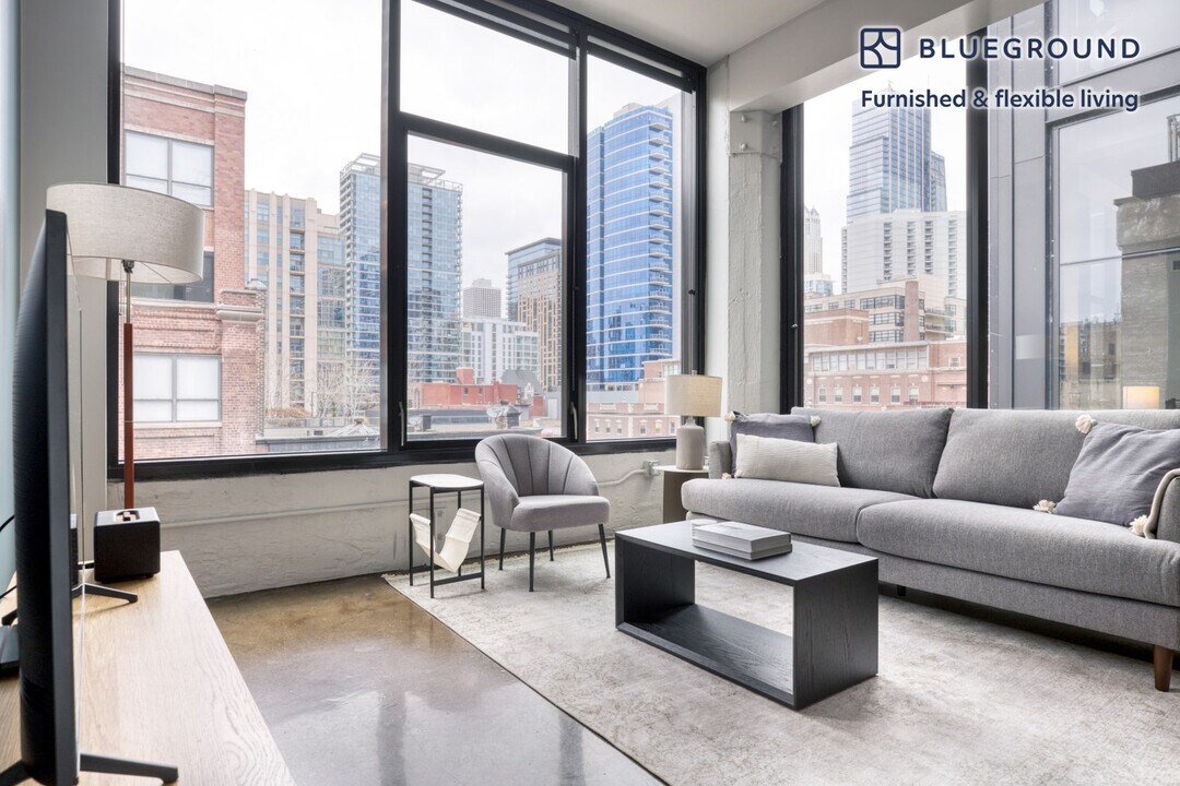 676 N La Salle Dr in Chicago, IL - Building Photo