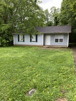 1001 Caroline Dr in Oak Grove, KY - Building Photo